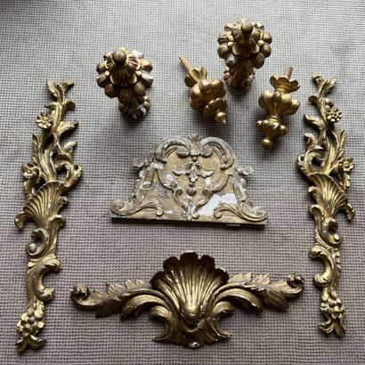 Set of gilded wood ornaments: a pair of flower...
