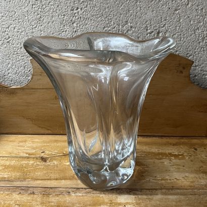 DAUM France. Large molded crystal vase, four-lobed...