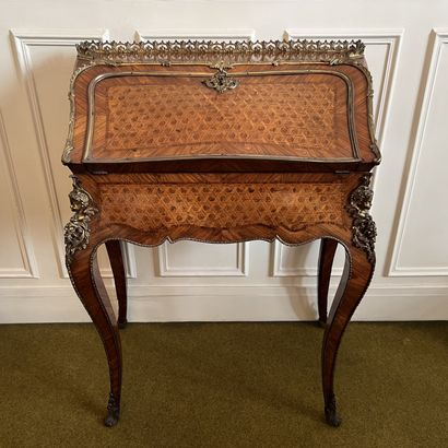 Small sloping desk, curved on all sides,...