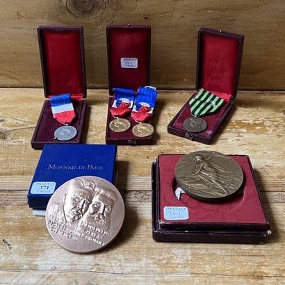 Small set of bronze medals and decorations...
