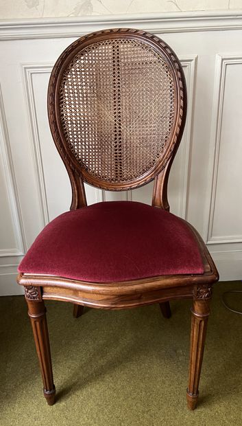 Mahogany table, round top, fluted legs. With...