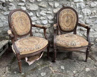 Pair of armchairs in natural wood, the cabriolet...