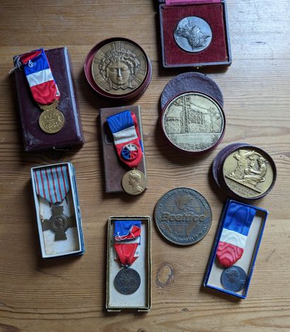 Small set of bronze medals, including the...