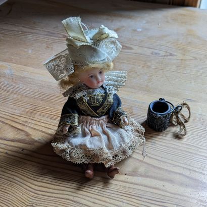 Unis France. Mignonette, porcelain head,...