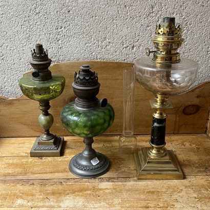 Antique oil lamp, the reservoir in crystal...