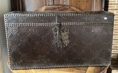 Leather-lined chest decorated with four-lobed...