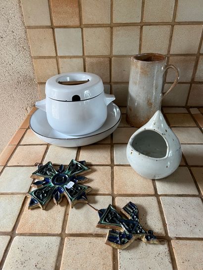 Batch of ceramics: blue and green glazed...