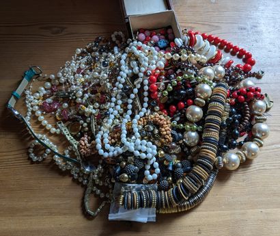 Lot of costume jewelry: necklaces, brooches,...
