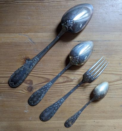 Set of silver-plated cutlery, decorated with...