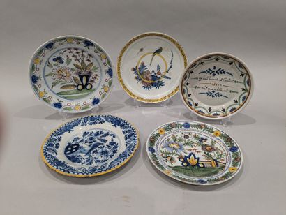Cinq assiettes ou coupes en faïence régionale...