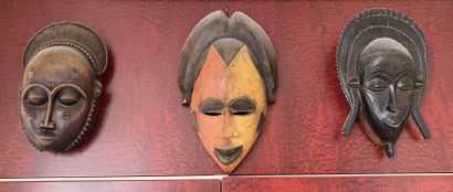 Ensemble de vingt-quatre masques africains...