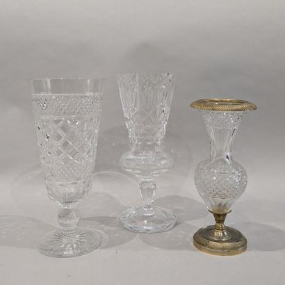 Ensemble en cristal : - vase cornet sur piédouche...