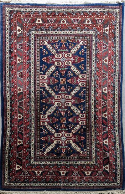Tapis Shirvan en laine, à décor de motifs...