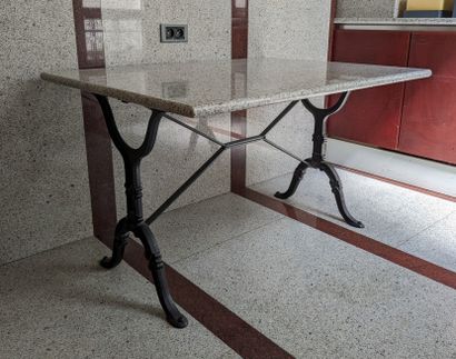 Grande table bistrot, le piètement en fonte...