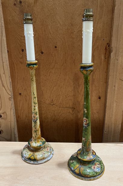 Deux pieds de lampe en bois laqué façon vernis...