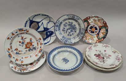 Ensemble d'assiettes et coupes en porcelaine...