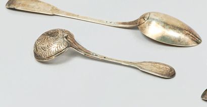 Cuiller à saupoudrer en argent (950), modèle...