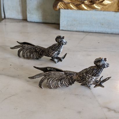 Paire de petits coqs de table en argent (900)....