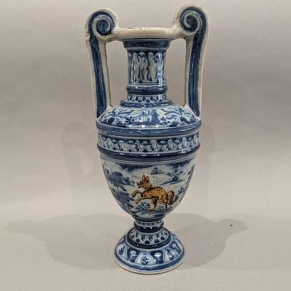 Vase amphore sur piédouche en faïence émaillée...