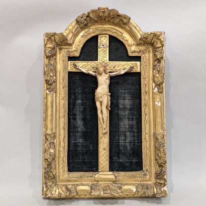 Christ en os sculpté, sur une croix en bois...