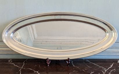Grand plat à poisson en métal argenté, la...