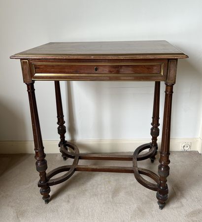 Petite table de salon en acajou marqueté...