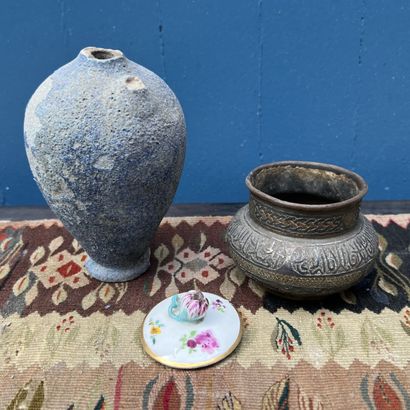 Lot : petit vase ovoïde en céramique émaillée...
