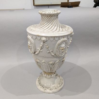 Important vase sur piédouche en faïence émaillée...