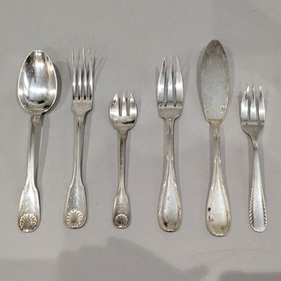 Ensemble de couverts dépareillés en métal...
