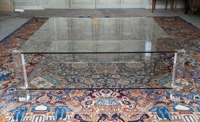 Table basse, le plateau et la tablette quadrangulaire...