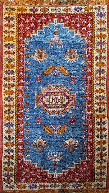 Tapis d'Orient en laine à décor de motifs...