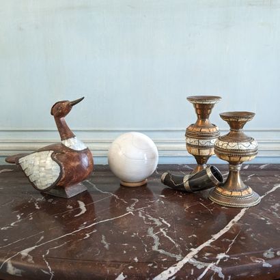 Bibelots : deux vases en laiton et plaquettes...
