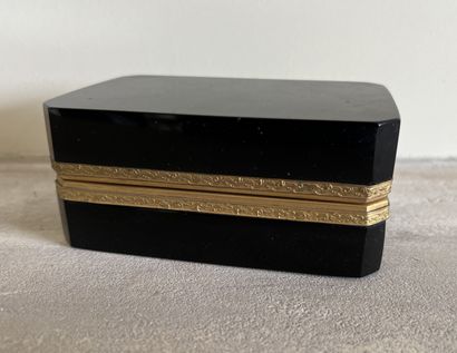 Coffret à pans coupés en onyx noir, la monture...