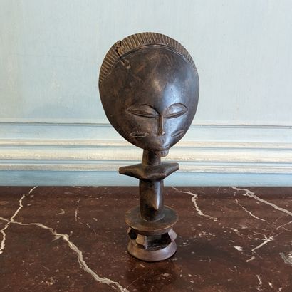 Poupée en bois sculpté et patiné. Style Ashanti....