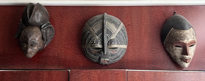 Ensemble de vingt-quatre masques africains...