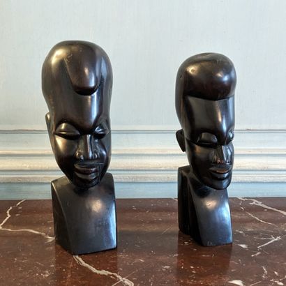Paire de bustes d'Africain et Africaine en...