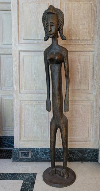 Grande statue de femme debout en bois sculpté...