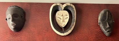 Ensemble de vingt-quatre masques africains...