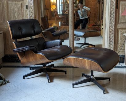 Fauteuil confortable et son ottoman, dans...