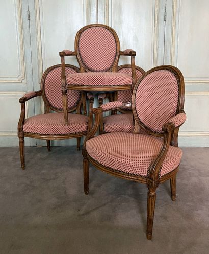 Suite de quatre fauteuils en bois naturel...