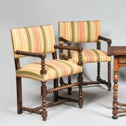 Ensemble de trois fauteuils en bois fruitier...