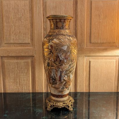 Grand vase de forme balustre en faïence de...