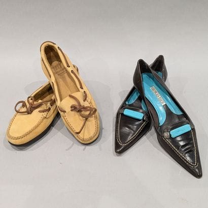 Deux paires de chaussures : escarpins à petit...
