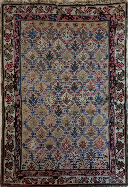 Tapis d'Orient en laine à décor de motifs...