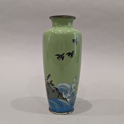 Vase balustre à décor aux émaux cloisonnés...