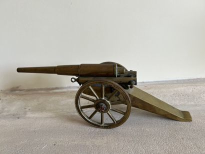 Réduction en bronze d'un canon. H. 11 cm...