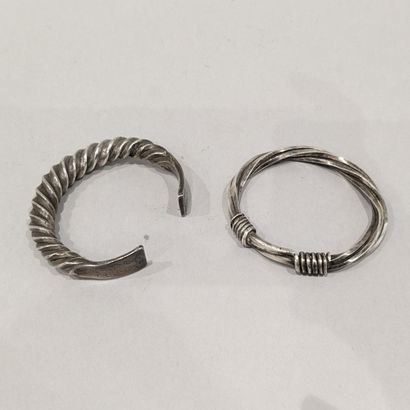 Lot de deux bracelets joncs en métal tors,...