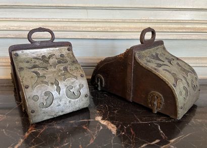 Paire d'étriers en bois et acier, plaqués...