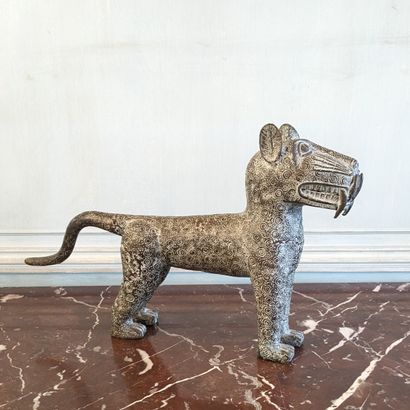 Guépard en bronze à décor d'ocelles. Style...