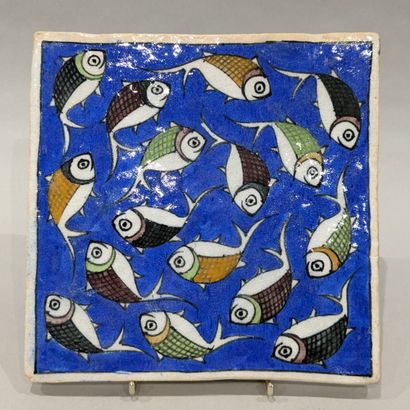 Carreau de faïence à décor émaillé de poissons...